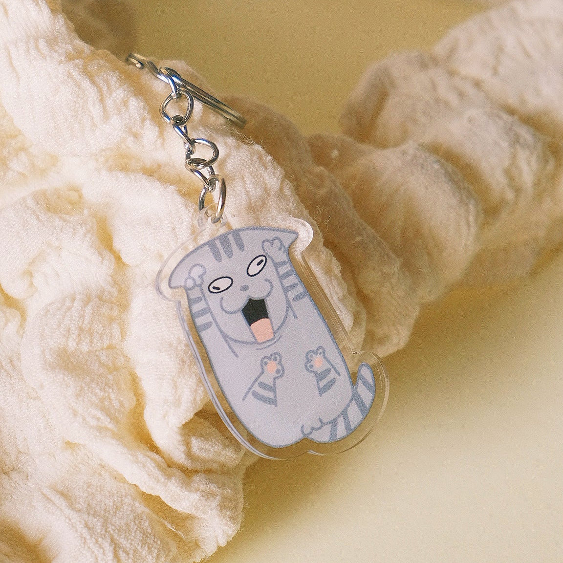 grey cat screaming keychain
